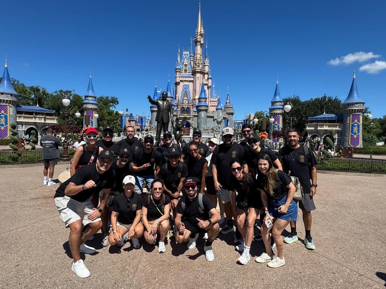 Empresários de uma edição anterior reunidos diante do castelo da Disney