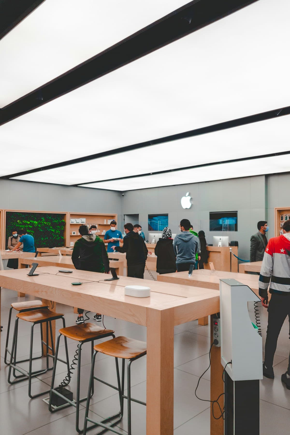 Interior contemporâneo de uma Apple Store