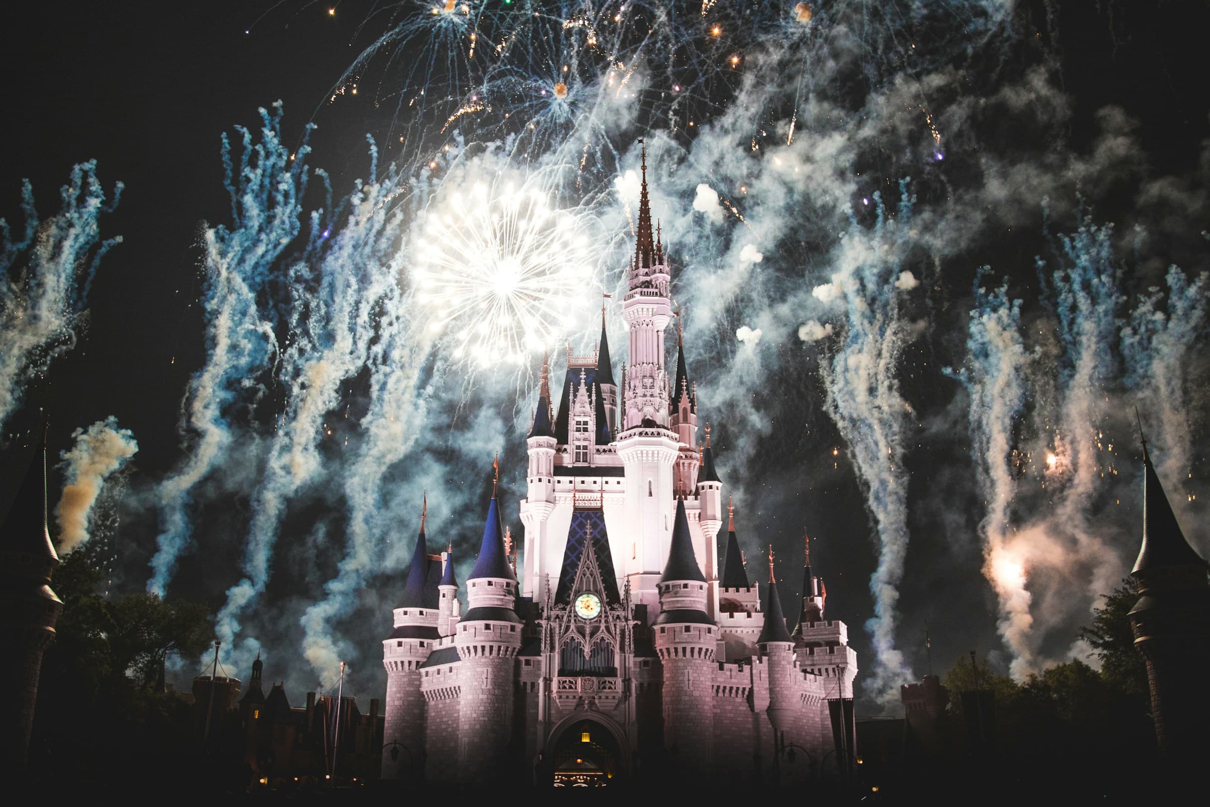 Castelo da Disney iluminado por fogos de artifício